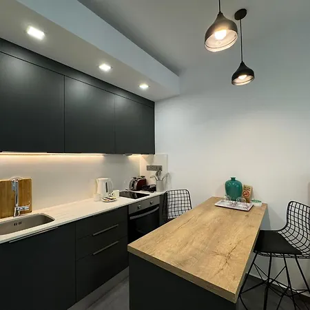 Courtyard Apartment *
