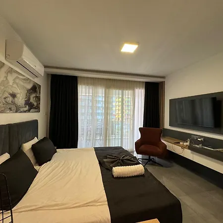 Courtyard Apartment *